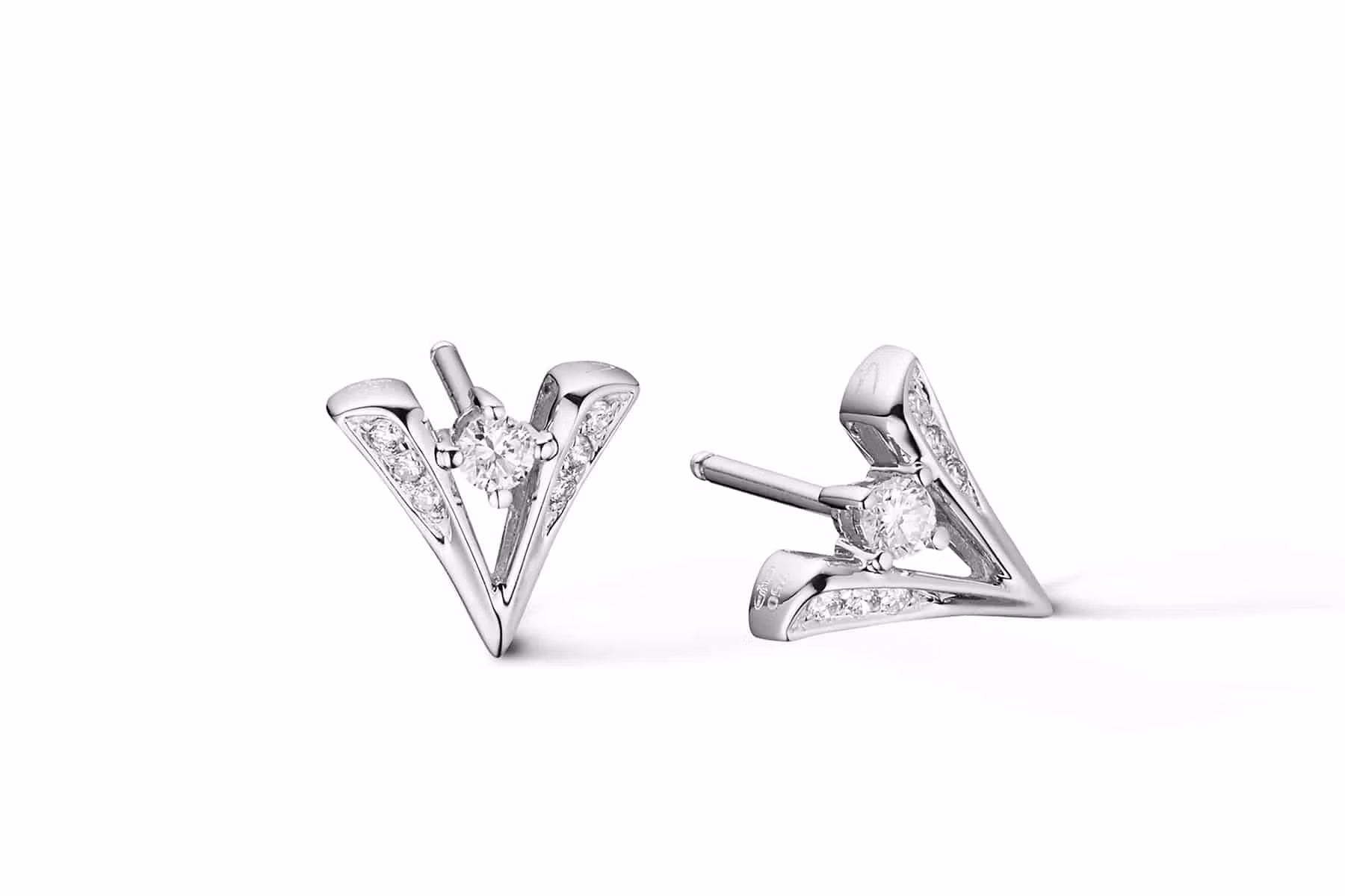 Packshot joaillerie, boucles d'oreilles puces en or blanc, diamants