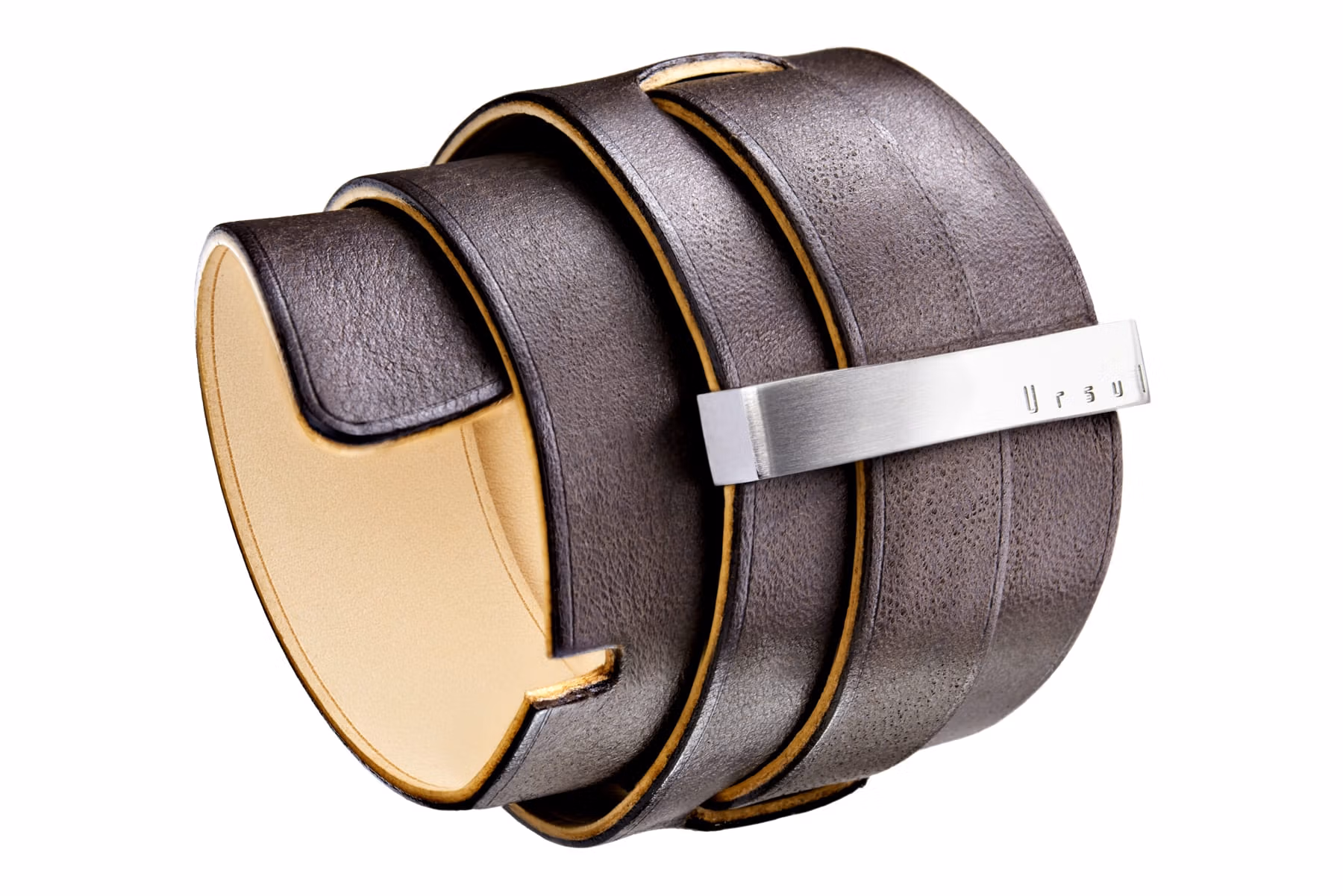 Packshot bijoux en cuir et acier, bracelet manchette