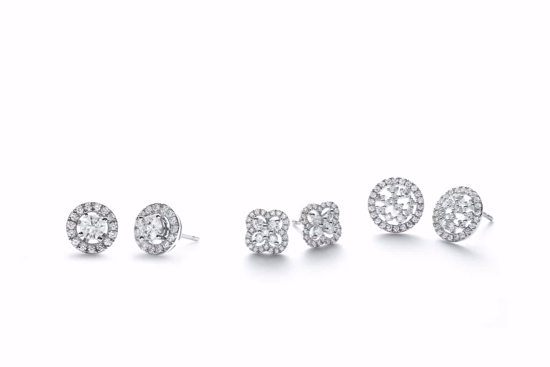 Packshot joaillerie, boucles d'oreilles puces en or blanc, diamants