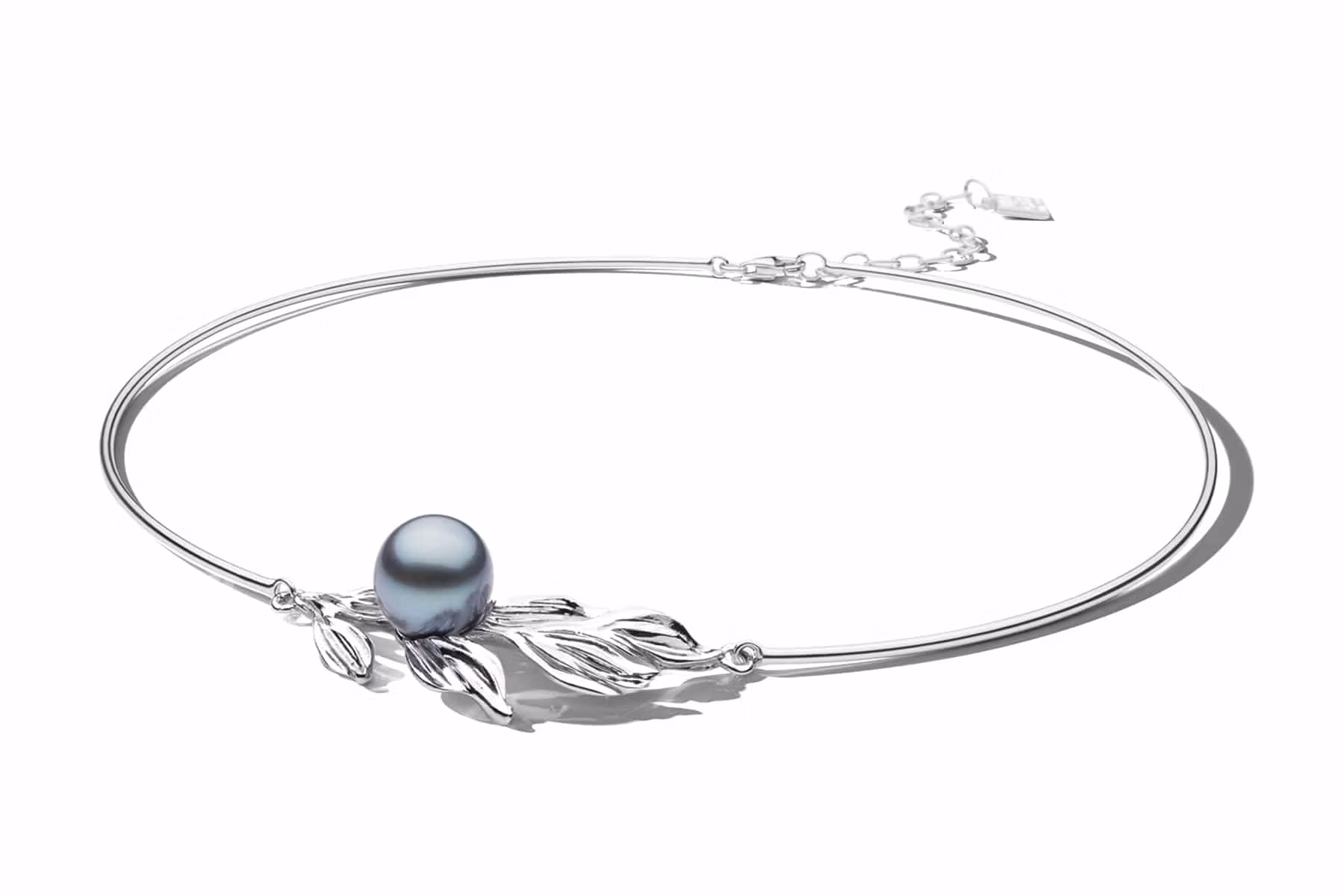Packshot bijoux argent 925/1000 et perle de Tahiti, collier torque