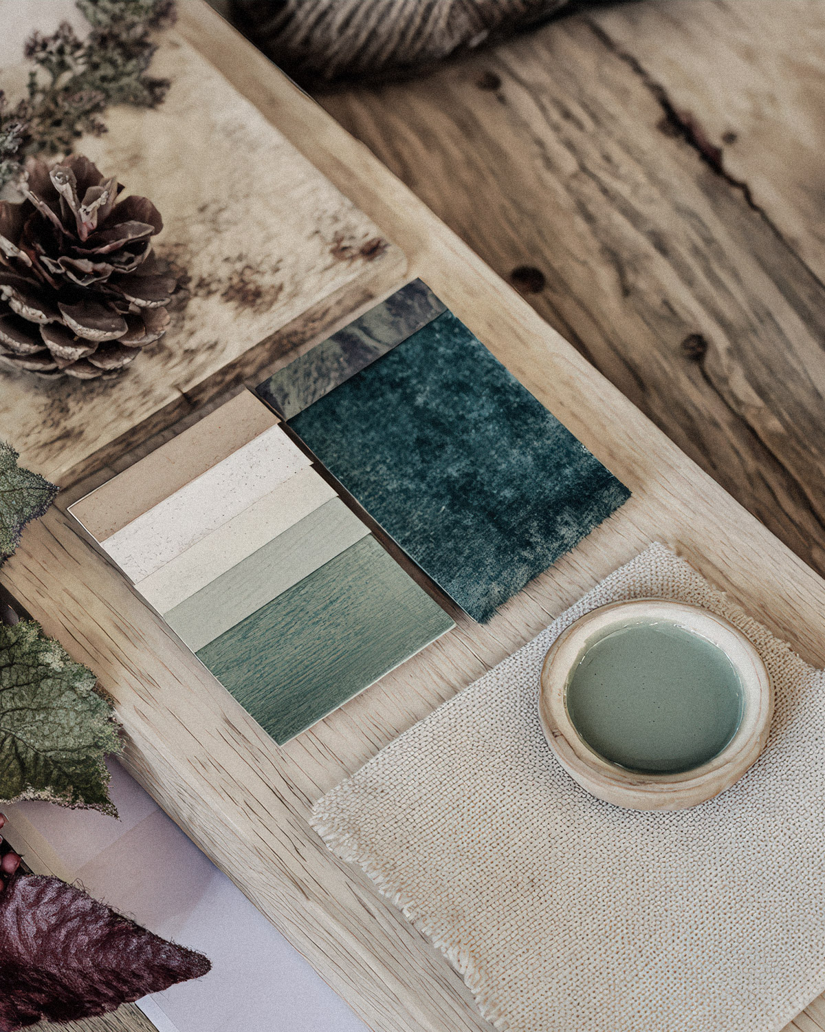 moodboard-vert-celadon-metallique-echantillons-textures-naturelles-tendance-2026 Moodboard sophistiqué avec échantillons vert céladon métallique, matières naturelles et pigments sur plateau bois brut