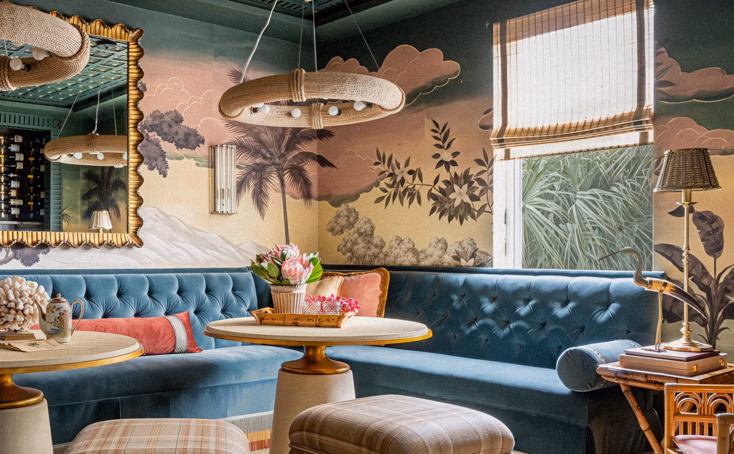 Espace restaurant lounge sophistiqué aux banquettes velours bleu canard capitonnées en alcôves, plafond laqué vert émeraude profond, papier peint panoramique scène tropicale exotique avec palmiers nuages beiges roses et végétation stylisée, miroir monumental encadrement bambou doré sculpté, suspensions rotin naturel, lampe palmier laiton vintage et tables rondes bois clair illustrant la création d'un refuge intimiste à l'identité visuelle théâtralement orchestrée Espace restaurant lounge sophistiqué aux banquettes velours bleu canard capitonnées en alcôves, plafond laqué vert émeraude profond, papier peint panoramique scène tropicale exotique avec palmiers nuages beiges roses et végétation stylisée, miroir monumental encadrement bambou doré sculpté, suspensions rotin naturel, lampe palmier laiton vintage et tables rondes bois clair illustrant la création d'un refuge intimiste à l'identité visuelle théâtralement orchestrée