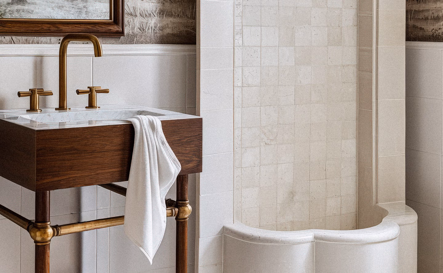 Meuble vasque suspendu bois noyer foncé plan travail marbre blanc, robinetterie trois trous laiton antique brossé, pieds bois et laiton vintage, carrelage mural petit format beige crème, serviette blanche coton, miroir cadre bois Meuble vasque suspendu bois noyer foncé plan travail marbre blanc, robinetterie trois trous laiton antique brossé, pieds bois et laiton vintage, carrelage mural petit format beige crème, serviette blanche coton, miroir cadre bois