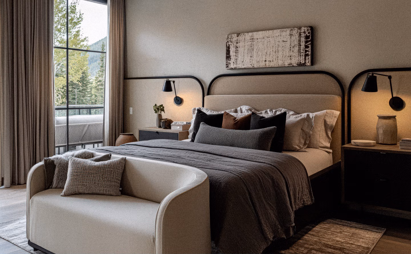 Chambre contemporaine aux tonalités neutres beige et taupe avec accents anthracite profond, tête de lit rembourrée à structure métallique noire arrondie, superposition de textiles variés et bout de lit beige illustrant l'art de la richesse tactile dans les camaïeux apaisants Chambre contemporaine aux tonalités neutres beige et taupe avec accents anthracite profond, tête de lit rembourrée à structure métallique noire arrondie, superposition de textiles variés et bout de lit beige illustrant l'art de la richesse tactile dans les camaïeux apaisants