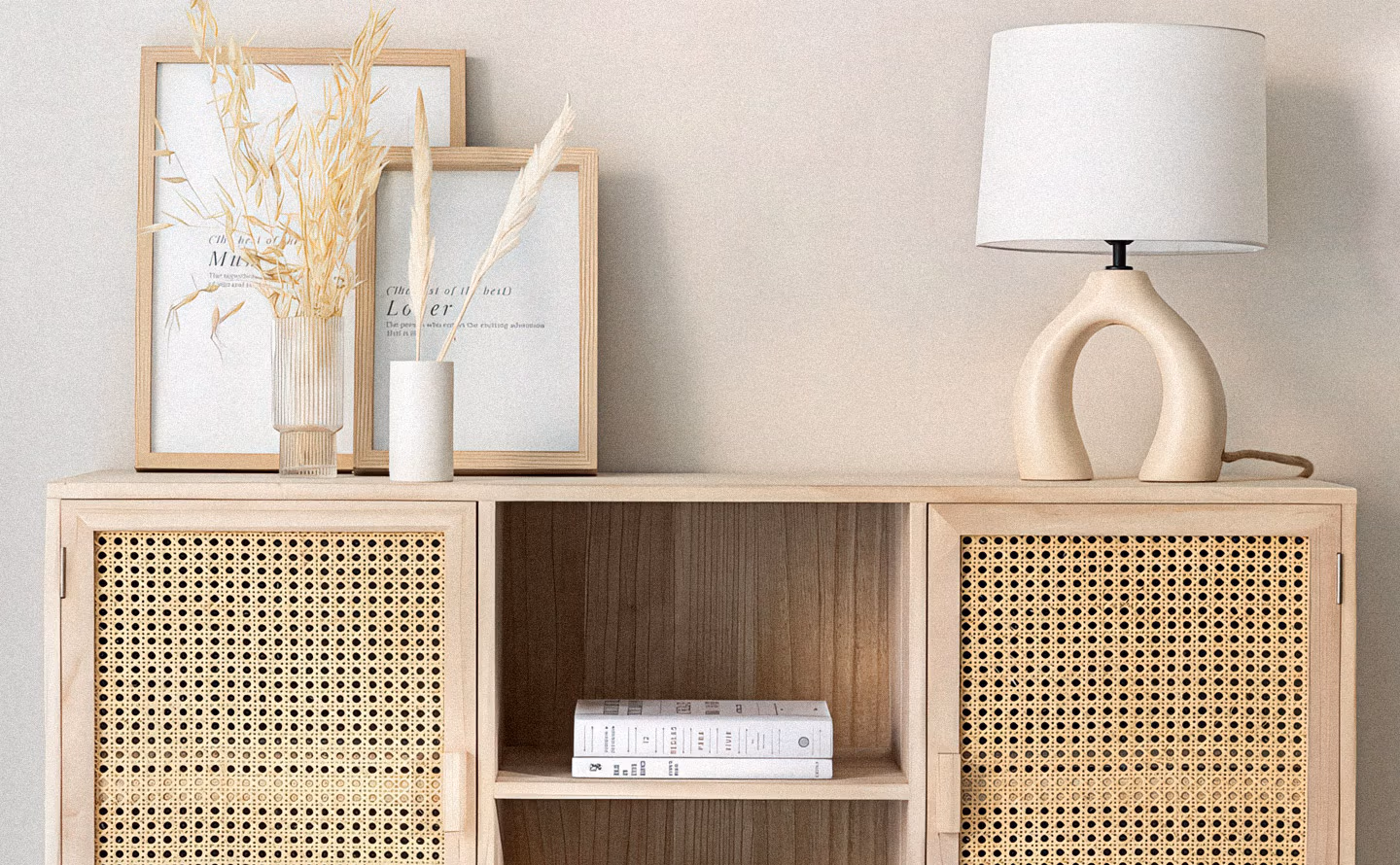 Buffet contemporain aux façades en cannage naturel clair encadrant compartiment central en bois foncé avec étagères ouvertes, dessus décoré de cadres botaniques encadrés bois clair, graminées séchées dans vases céramique blanc et lampe sculpturale beige illustrant la légèreté visuelle du tressage ajouré Buffet contemporain aux façades en cannage naturel clair encadrant compartiment central en bois foncé avec étagères ouvertes, dessus décoré de cadres botaniques encadrés bois clair, graminées séchées dans vases céramique blanc et lampe sculpturale beige illustrant la légèreté visuelle du tressage ajouré