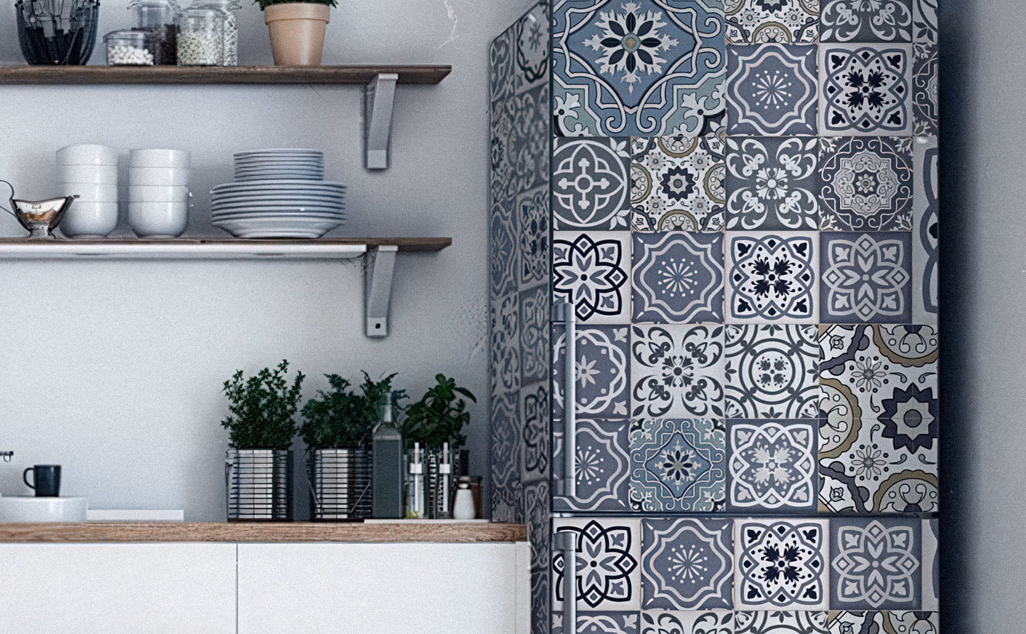 Cuisine scandinave épurée aux murs gris clair avec réfrigérateur entièrement recouvert de carreaux de ciment adhésifs aux motifs géométriques variés en camaïeu gris bleu et blanc, étagères ouvertes chargées de vaisselle blanche empilée, plan de travail bois naturel et plantes aromatiques en pots métalliques illustrant la transformation décorative d'électroménager par papier peint repositionnable Cuisine scandinave épurée aux murs gris clair avec réfrigérateur entièrement recouvert de carreaux de ciment adhésifs aux motifs géométriques variés en camaïeu gris bleu et blanc, étagères ouvertes chargées de vaisselle blanche empilée, plan de travail bois naturel et plantes aromatiques en pots métalliques illustrant la transformation décorative d'électroménager par papier peint repositionnable