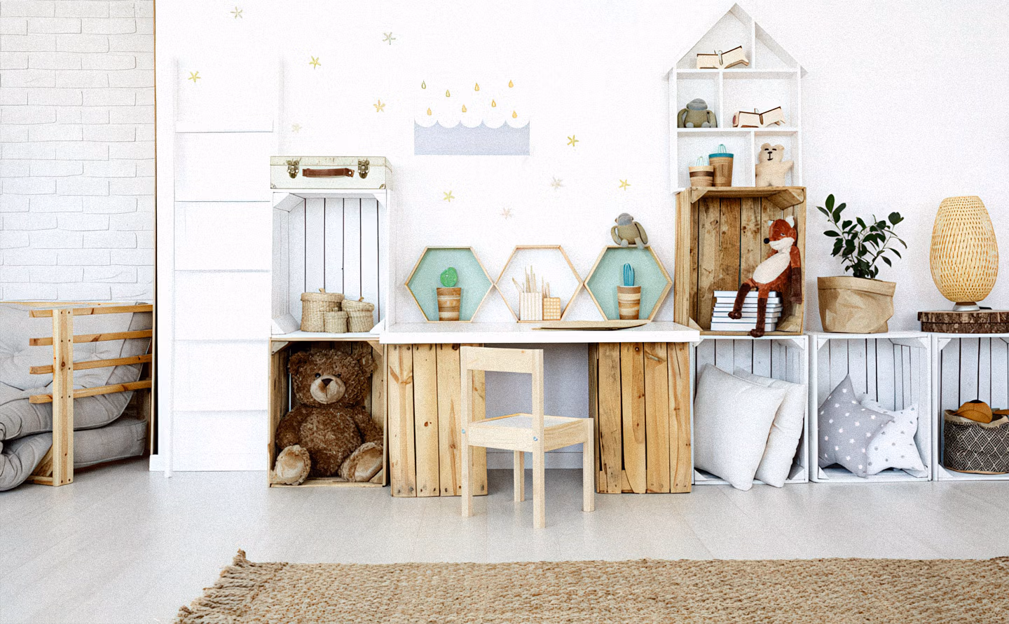 Chambre d'enfant esprit DIY scandinave avec système de rangement créé à partir de caisses en bois brut naturel empilées et juxtaposées contenant ours en peluche coussins étoilés et jouets, petite table et chaise en bois clair faites maison, bibliothèque blanche maison en forme de maison miniature, étagères hexagonales turquoise mint au mur ornées de cactus en pot, stickers muraux dorés étoiles et nuages, lampe osier tressé, mur briques blanches illustrant comment l'approche autodidacte DIY crée authenticité et singularité impossibles à acheter tout fait. Chambre d'enfant esprit DIY scandinave avec système de rangement créé à partir de caisses en bois brut naturel empilées et juxtaposées contenant ours en peluche coussins étoilés et jouets, petite table et chaise en bois clair faites maison, bibliothèque blanche maison en forme de maison miniature, étagères hexagonales turquoise mint au mur ornées de cactus en pot, stickers muraux dorés étoiles et nuages, lampe osier tressé, mur briques blanches illustrant comment l'approche autodidacte DIY crée authenticité et singularité impossibles à acheter tout fait.