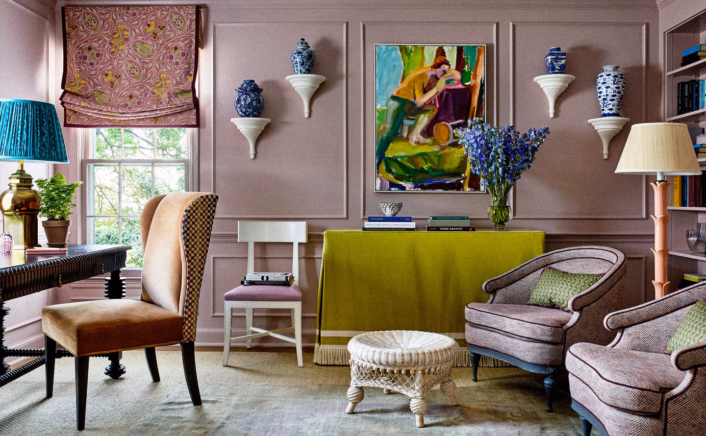 Salon aux murs mauve poudré avec boiseries et moulures encadrant un buffet laqué vert chartreuse vibrant, porcelaines bleues sur consoles murales blanches, fauteuils dépareillés velours et rotin, tableau contemporain coloré illustrant le pouvoir transformateur d'une peinture audacieuse pour métamorphoser un meuble ancien. Salon aux murs mauve poudré avec boiseries et moulures encadrant un buffet laqué vert chartreuse vibrant, porcelaines bleues sur consoles murales blanches, fauteuils dépareillés velours et rotin, tableau contemporain coloré illustrant le pouvoir transformateur d'une peinture audacieuse pour métamorphoser un meuble ancien.
