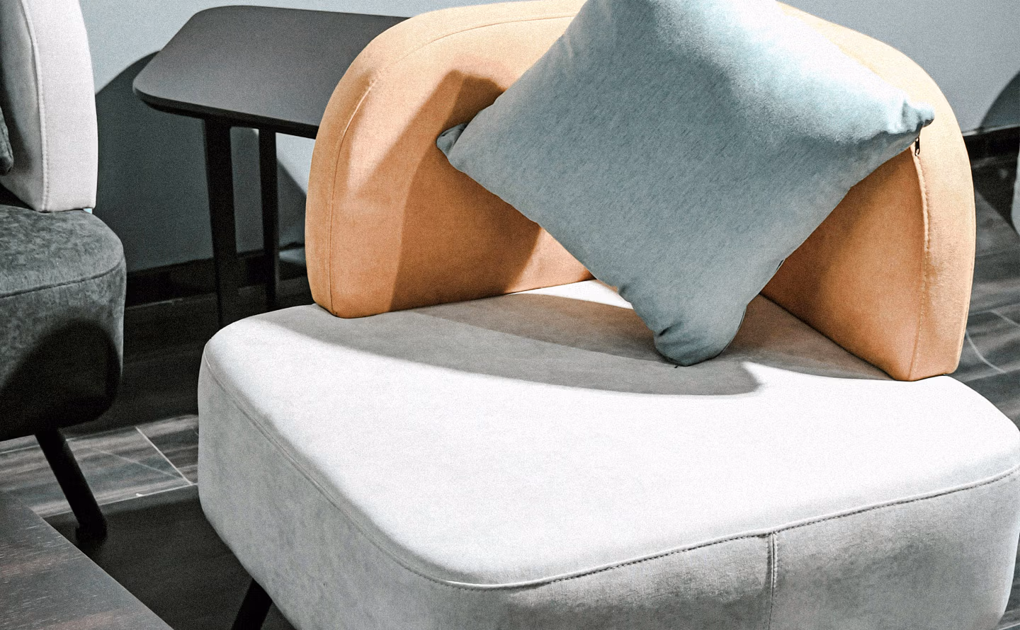 Canapé design contemporain gris clair à formes sculpturales organiques avec accoudoirs arrondis enveloppants en velours pêche et terracotta, coussins bleu-vert sauge en velours, ligne galbée maintenue témoignant d'un rembourrage de qualité professionnelle qui traverse les décennies sans affaissement ni déformation, incarnant l'investissement durable dans l'excellence technique invisible. Canapé design contemporain gris clair à formes sculpturales organiques avec accoudoirs arrondis enveloppants en velours pêche et terracotta, coussins bleu-vert sauge en velours, ligne galbée maintenue témoignant d'un rembourrage de qualité professionnelle qui traverse les décennies sans affaissement ni déformation, incarnant l'investissement durable dans l'excellence technique invisible.