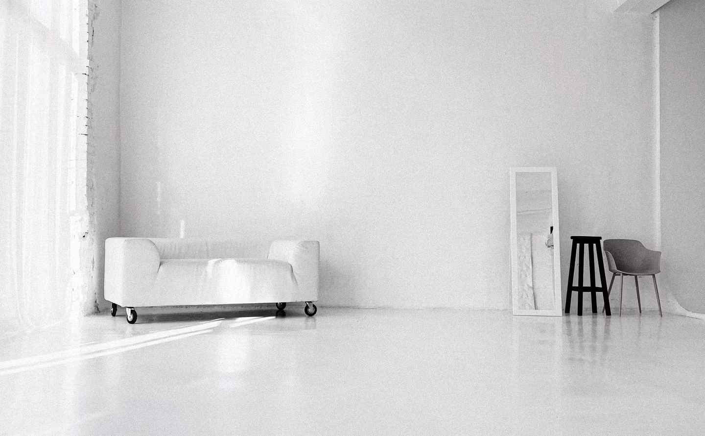 Espace minimaliste blanc presque vide avec canapé blanc modulaire sur roulettes industrielles, miroir appuyé au mur, tabouret noir et chaise grise solitaires sur sol blanc poli réfléchissant, incarnant la philosophie du vide assumé et de la patience stratégique plutôt que l'achat impulsif de substituts approximatifs qui empoisonneront chaque regard, illustrant qu'attendre la pièce authentiquement désirée vaut mieux que combler l'espace de compromis insatisfaisants. Espace minimaliste blanc presque vide avec canapé blanc modulaire sur roulettes industrielles, miroir appuyé au mur, tabouret noir et chaise grise solitaires sur sol blanc poli réfléchissant, incarnant la philosophie du vide assumé et de la patience stratégique plutôt que l'achat impulsif de substituts approximatifs qui empoisonneront chaque regard, illustrant qu'attendre la pièce authentiquement désirée vaut mieux que combler l'espace de compromis insatisfaisants.