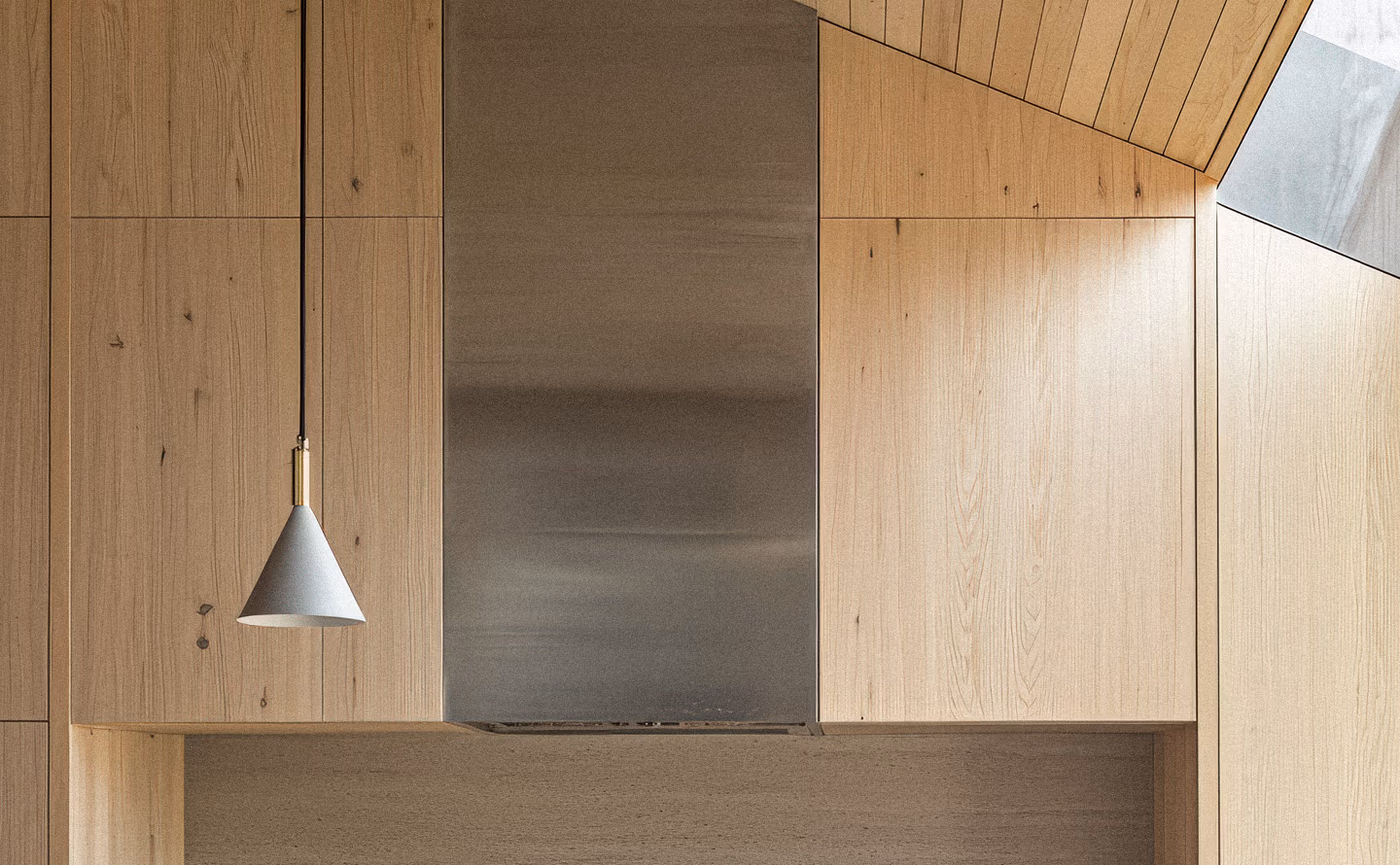 Panneau de lambris en bois clair naturel avec suspension lumineuse conique blanche et détail laiton, panneau acier, encadrement gris taupe, décoration intérieure minimaliste épurée Panneau de lambris en bois clair naturel avec suspension lumineuse conique blanche et détail laiton, panneau acier, encadrement gris taupe, décoration intérieure minimaliste épurée