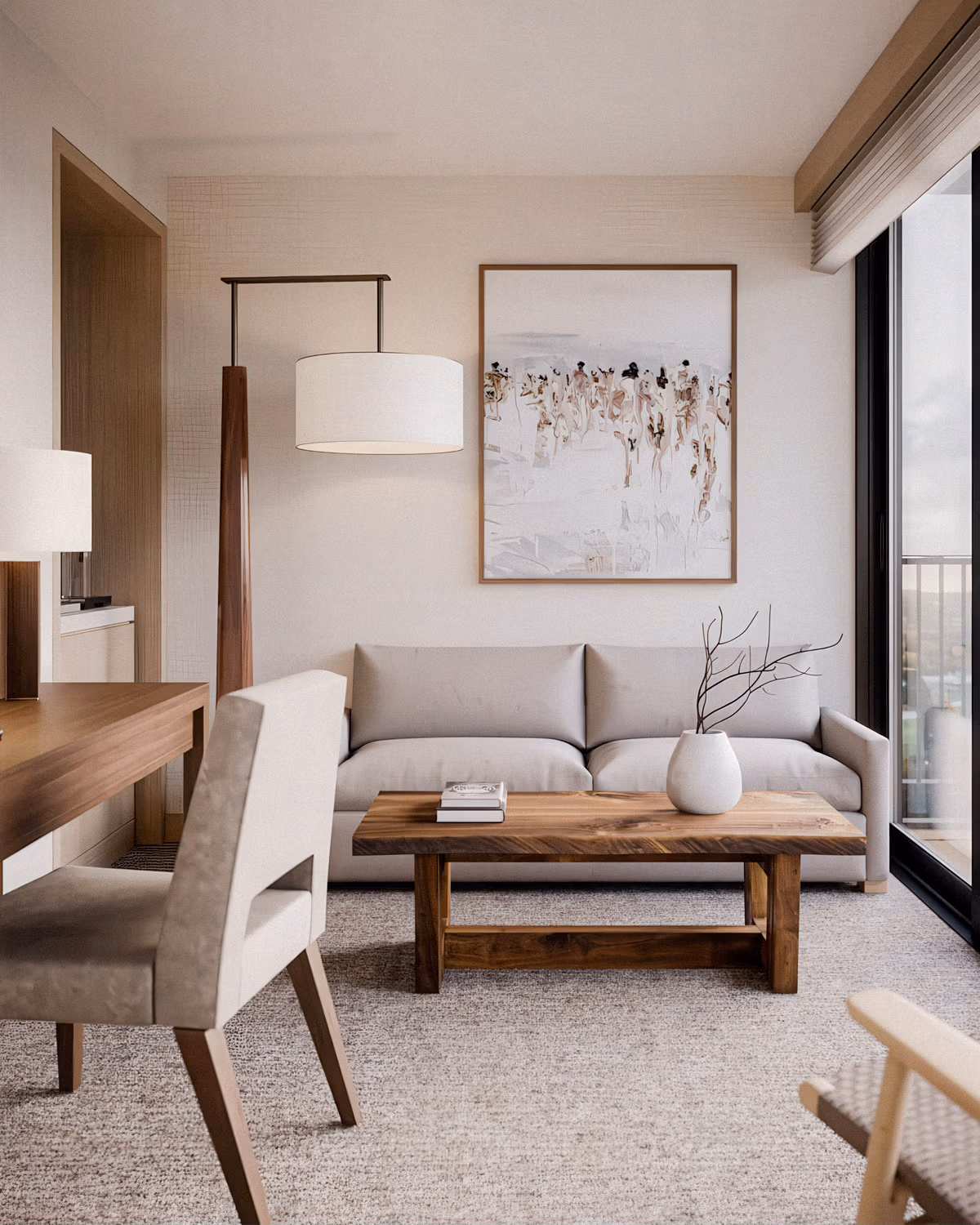 Salon Japandi aux tons neutres avec canapé gris clair épuré, table basse en bois massif brut, lampadaire arc à abat-jour cylindrique blanc sur pied noyer, bureau en bois naturel et tapis texturé beige, baie vitrée laissant entrer la lumière naturelle et tableau abstrait aux tonalités douces